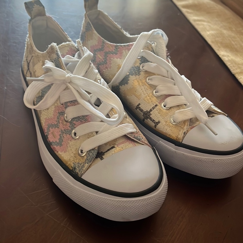 Brand new never worn size 7 girls twisted canvas shoes